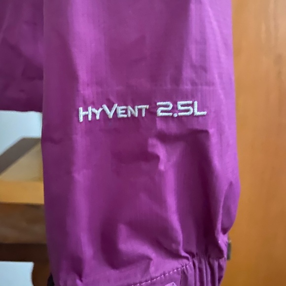 North Face Wind Breaker - Picture 3 of 10